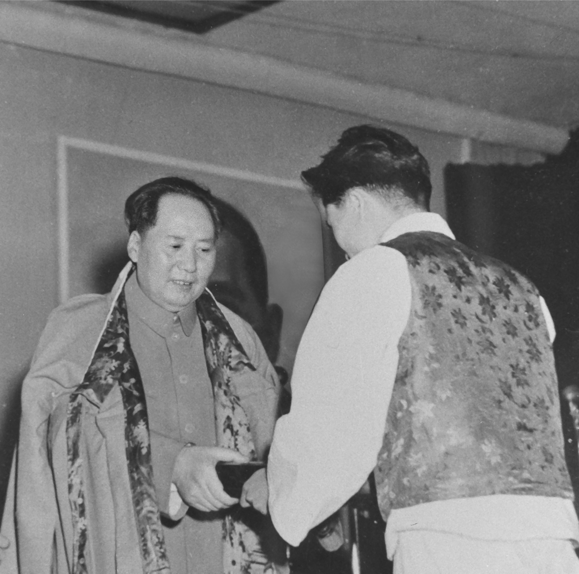 　　1950年10月3日晚本团团长金东久向毛泽东主席赠送朝鲜族老年服饰并赠送砚台等礼品。